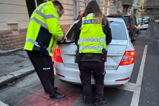 Policista nahlédne do auta a řidič má problém. Věci na sedačce a pod pedály jsou problémem, který končí pokutou 1 500 Kč